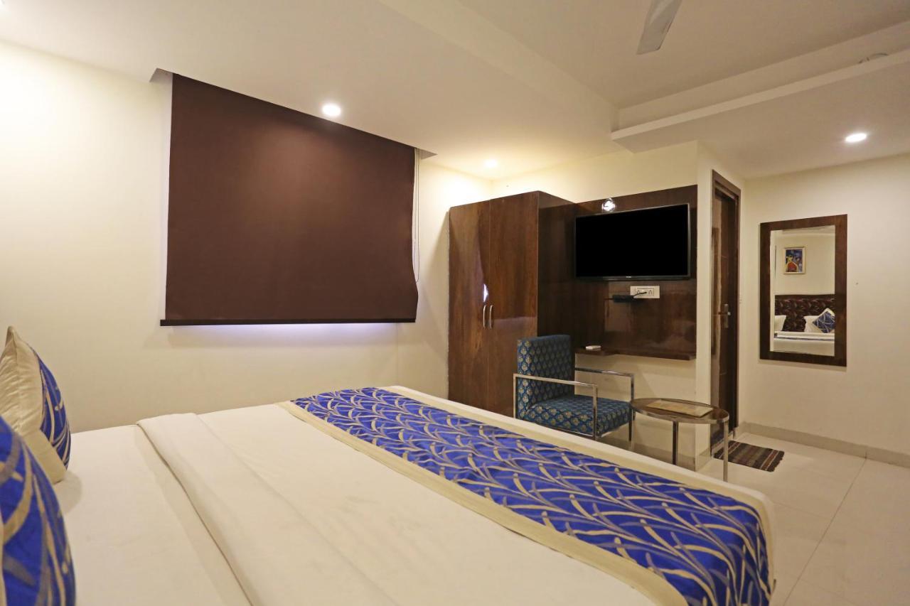 Hotel Emblem Suites- Near Delhi Airport Nueva Delhi Exterior foto
