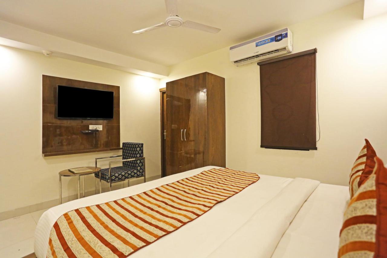 Hotel Emblem Suites- Near Delhi Airport Nueva Delhi Exterior foto