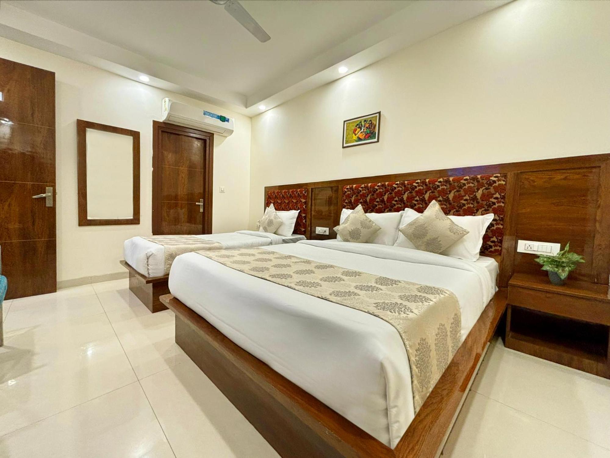Hotel Emblem Suites- Near Delhi Airport Nueva Delhi Exterior foto
