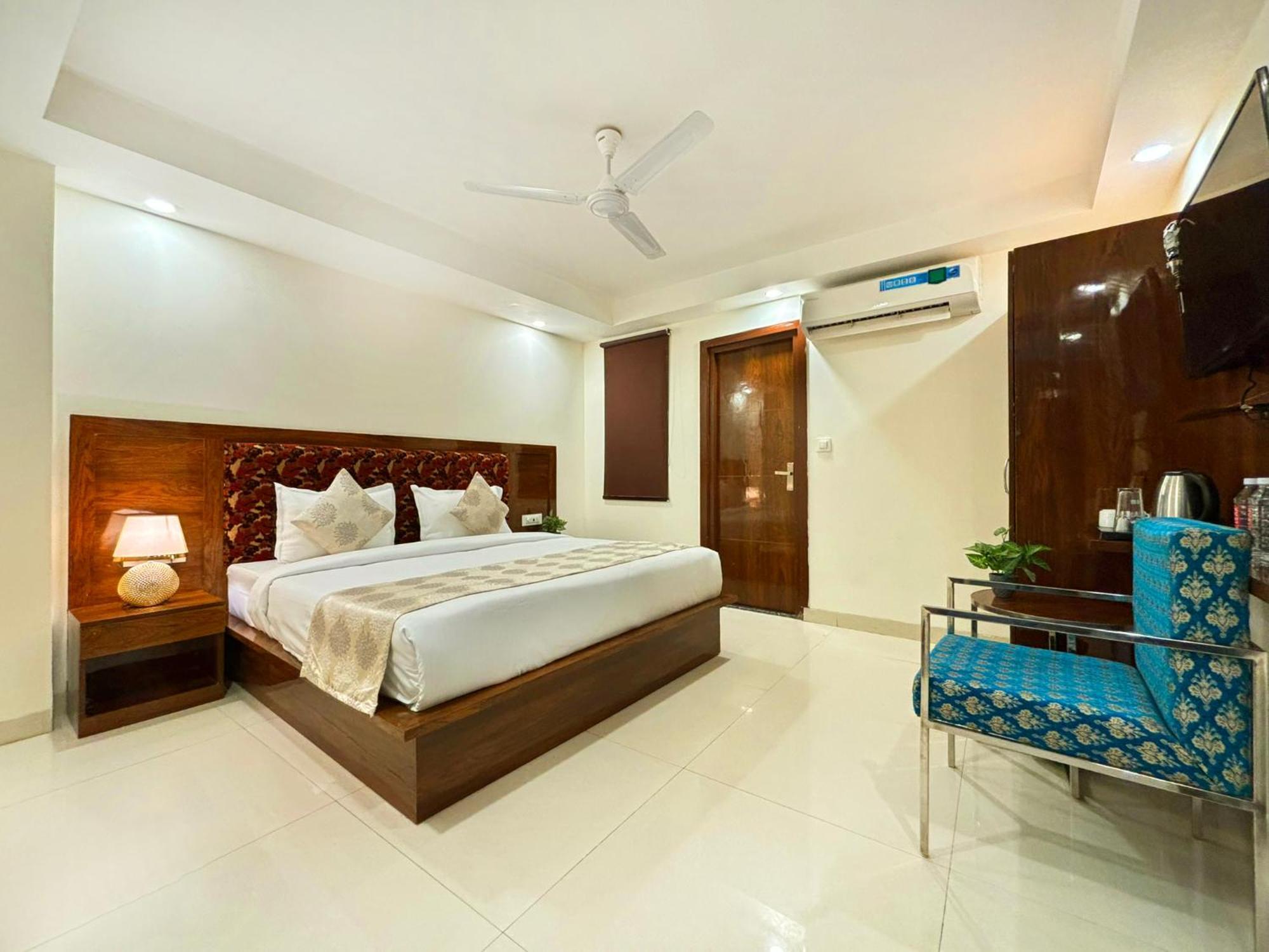 Hotel Emblem Suites- Near Delhi Airport Nueva Delhi Exterior foto