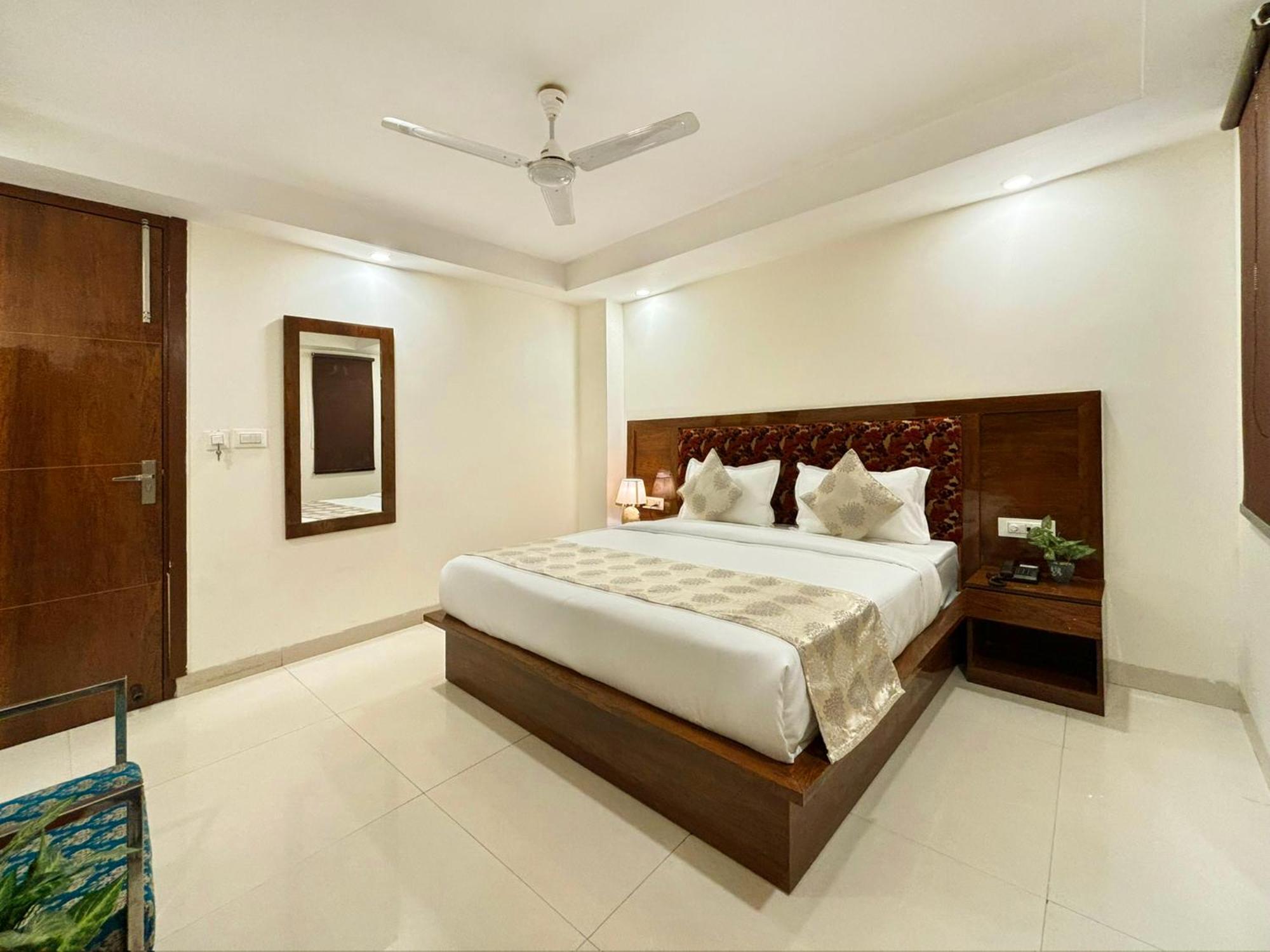 Hotel Emblem Suites- Near Delhi Airport Nueva Delhi Exterior foto