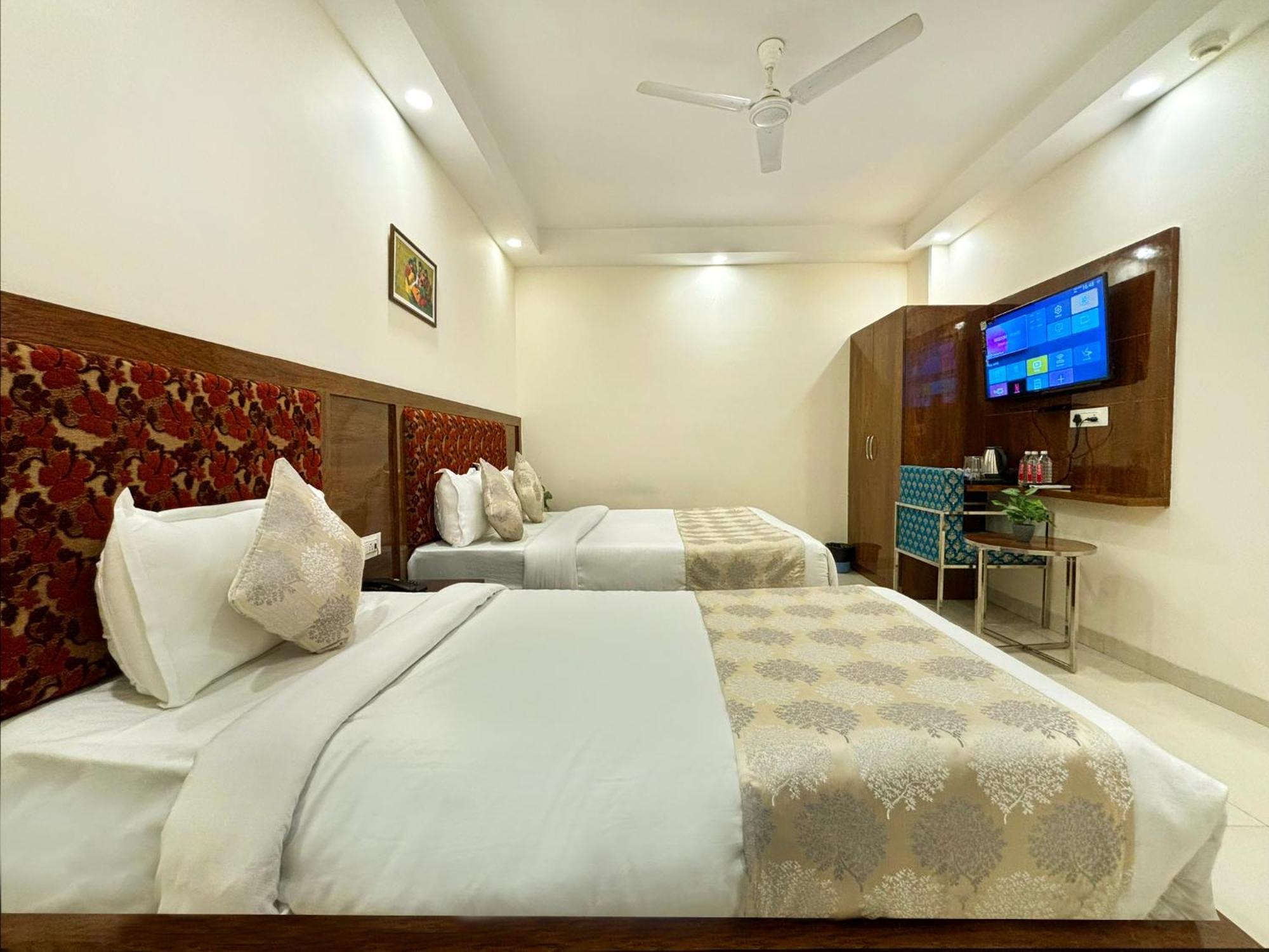 Hotel Emblem Suites- Near Delhi Airport Nueva Delhi Exterior foto
