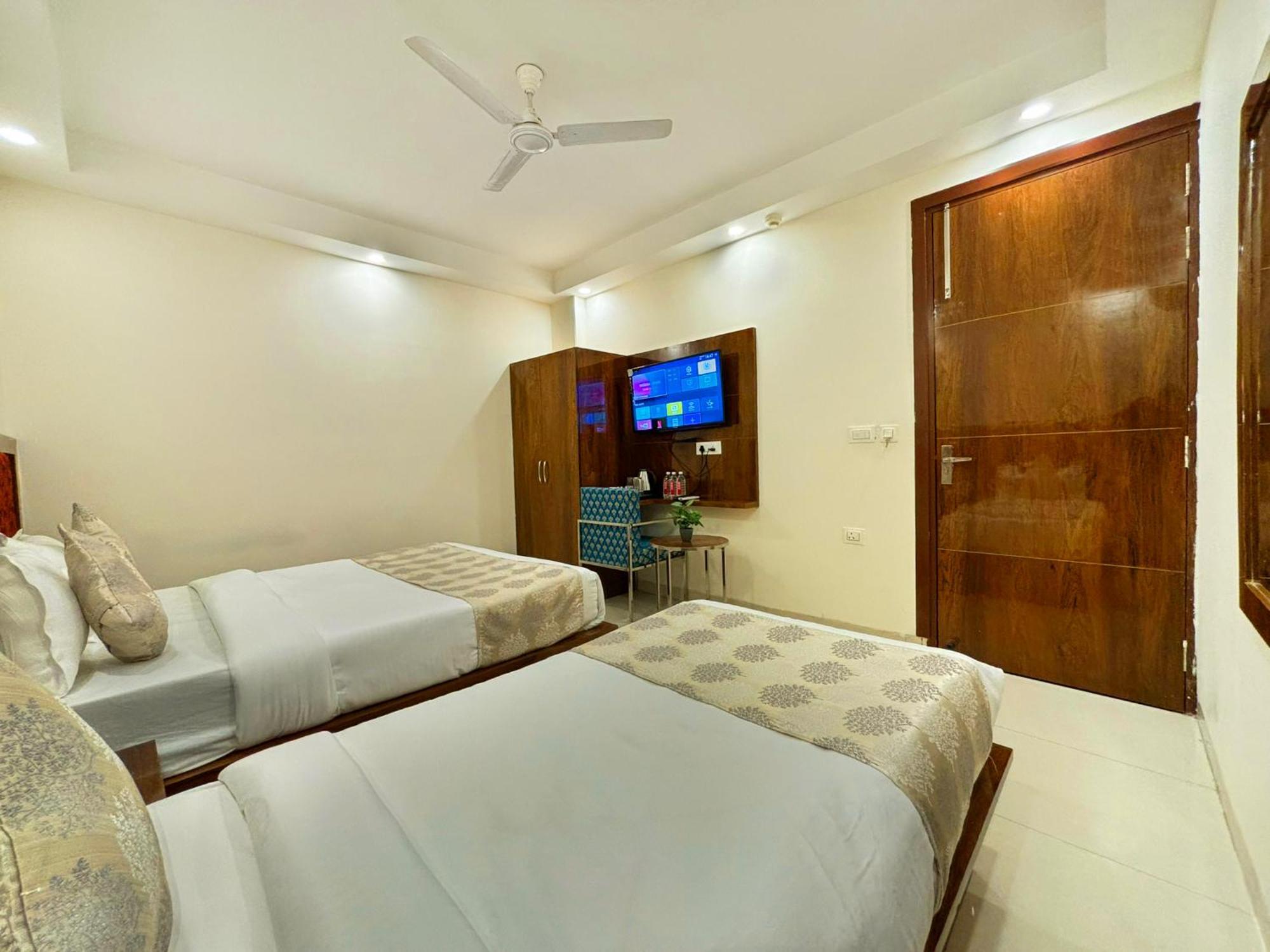 Hotel Emblem Suites- Near Delhi Airport Nueva Delhi Exterior foto