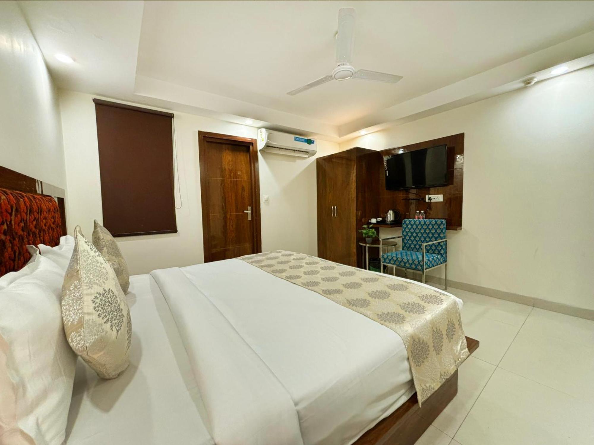 Hotel Emblem Suites- Near Delhi Airport Nueva Delhi Exterior foto