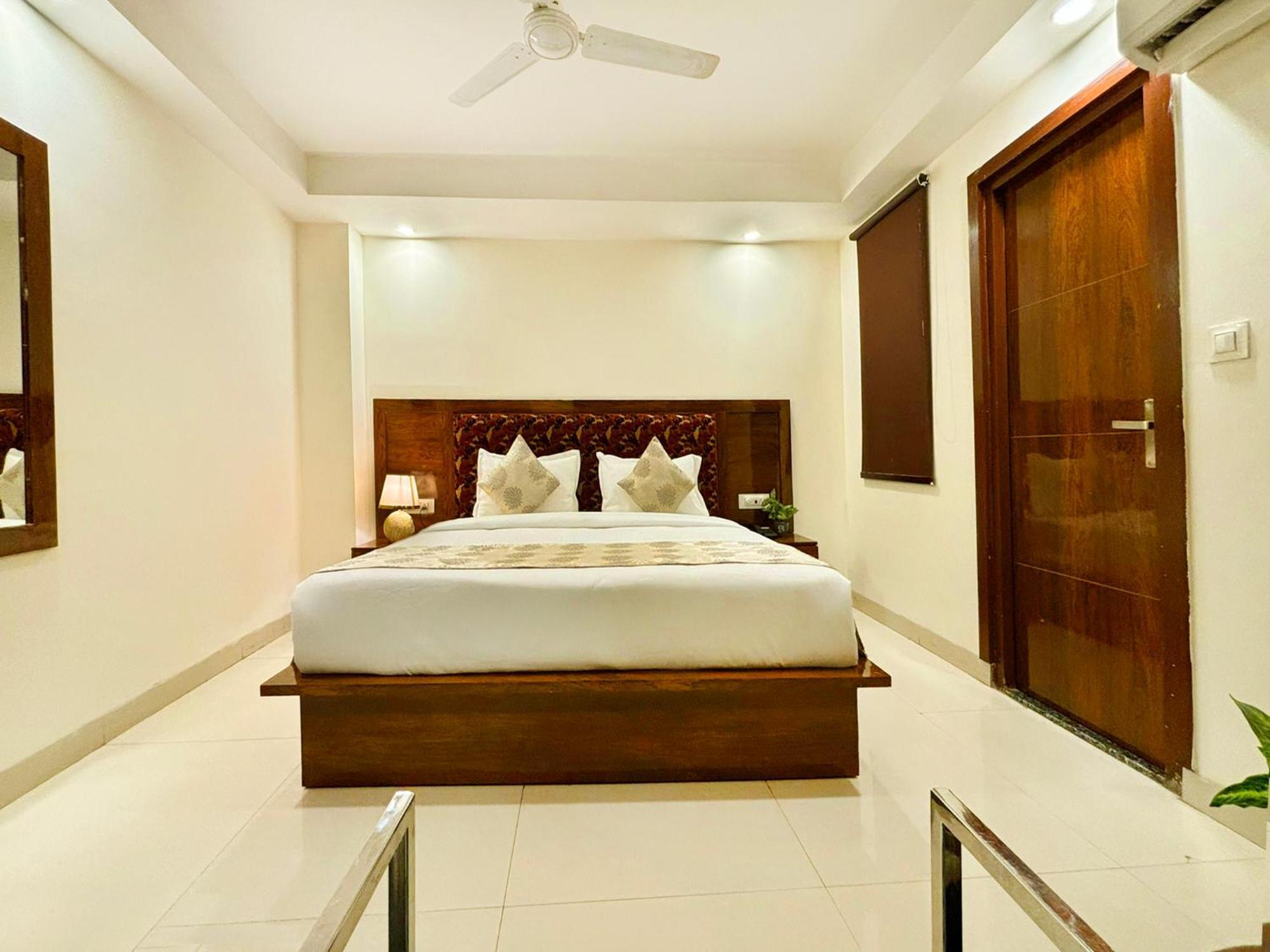 Hotel Emblem Suites- Near Delhi Airport Nueva Delhi Exterior foto
