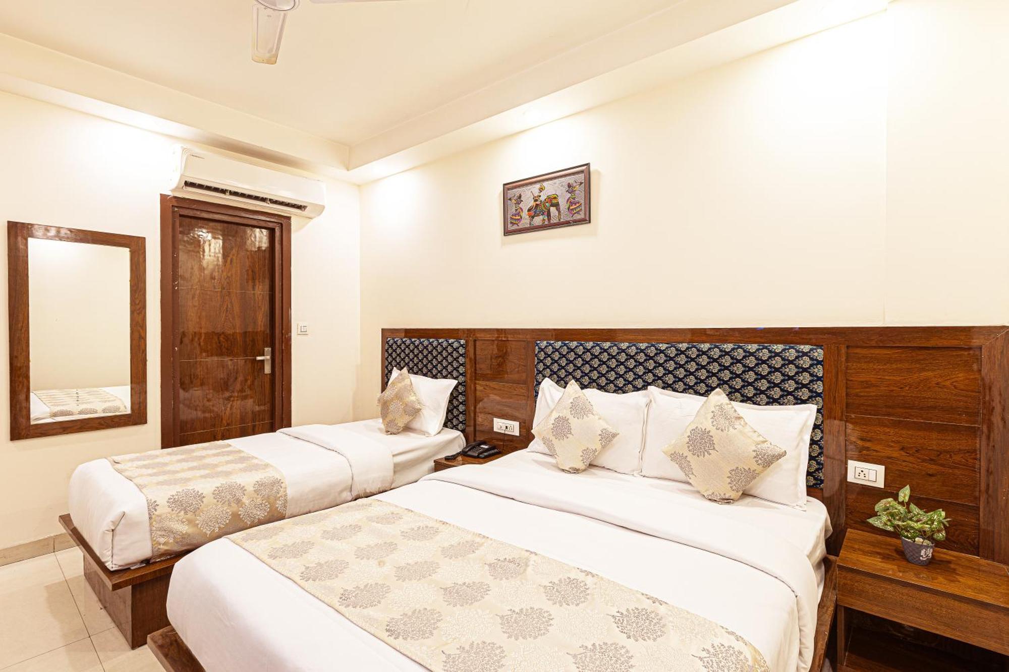 Hotel Emblem Suites- Near Delhi Airport Nueva Delhi Exterior foto