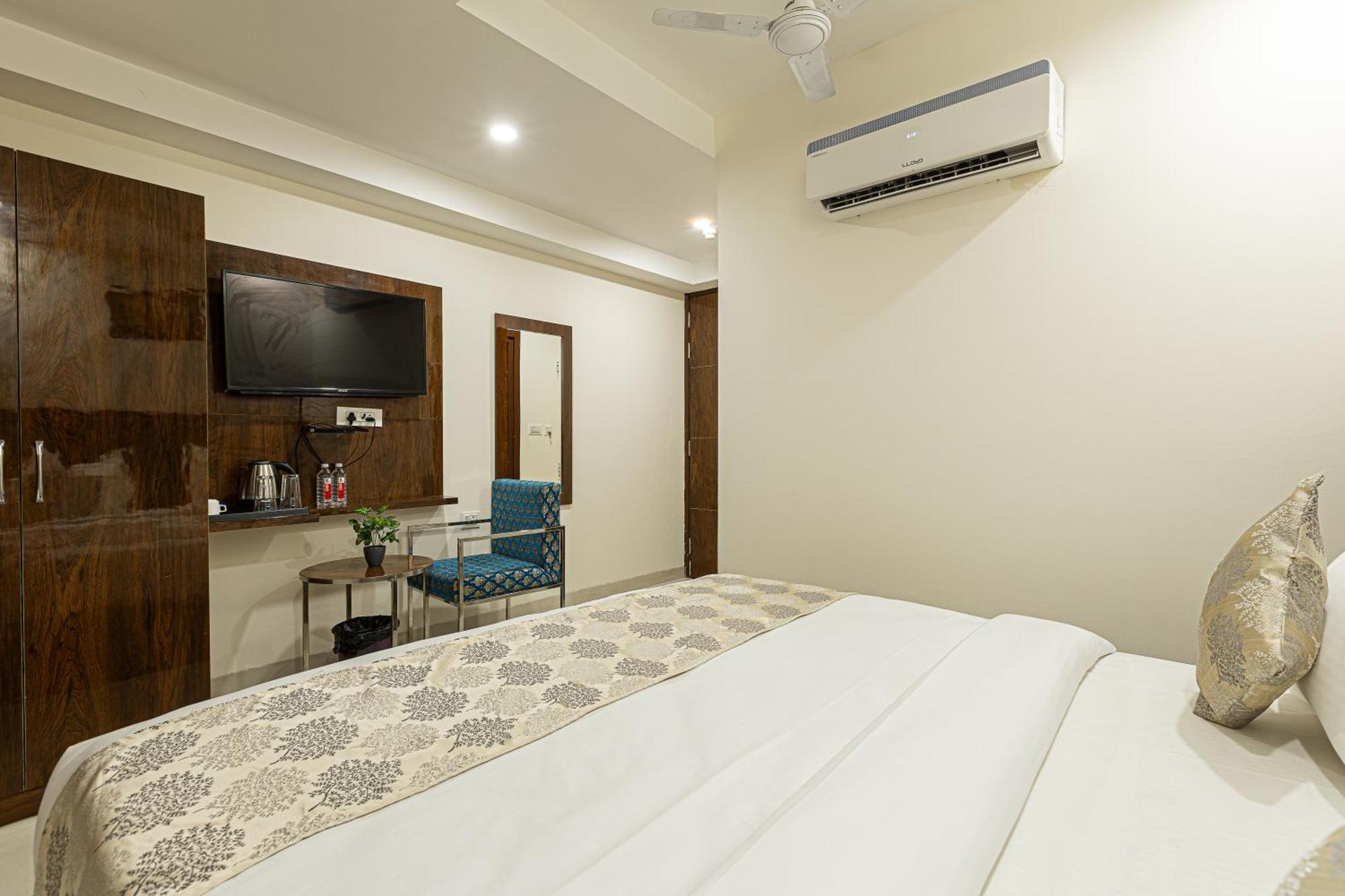 Hotel Emblem Suites- Near Delhi Airport Nueva Delhi Exterior foto