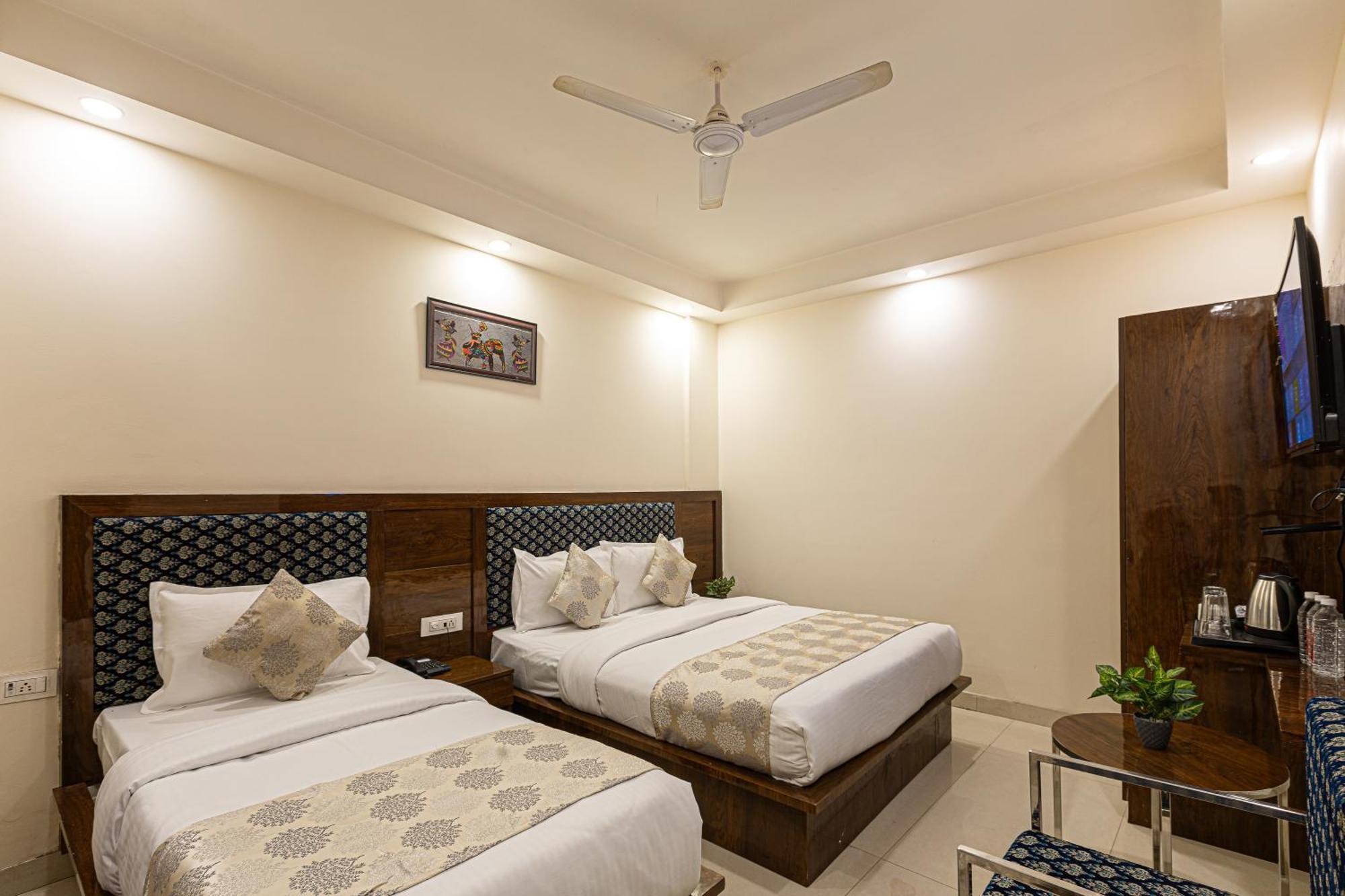 Hotel Emblem Suites- Near Delhi Airport Nueva Delhi Exterior foto