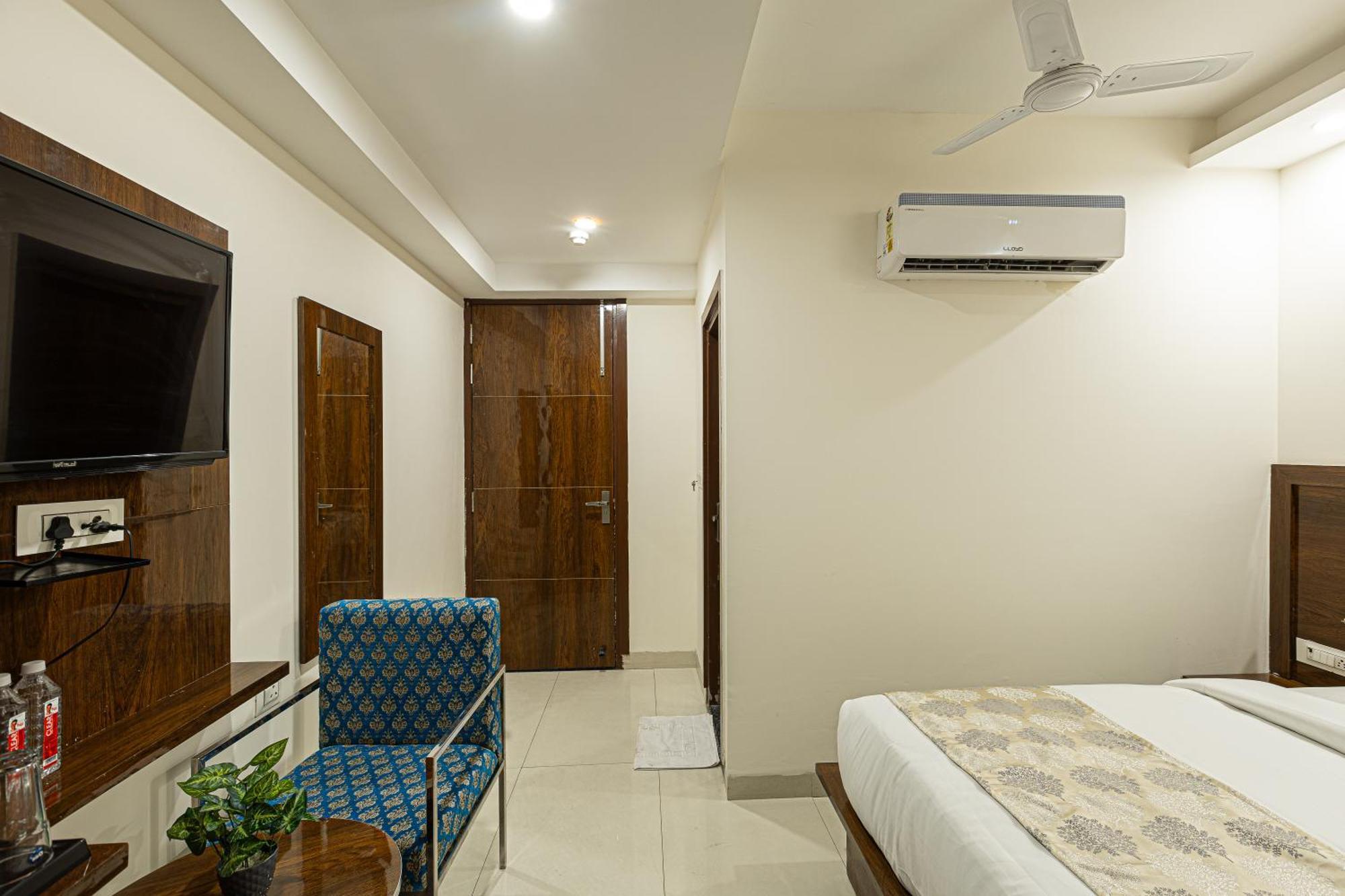 Hotel Emblem Suites- Near Delhi Airport Nueva Delhi Exterior foto