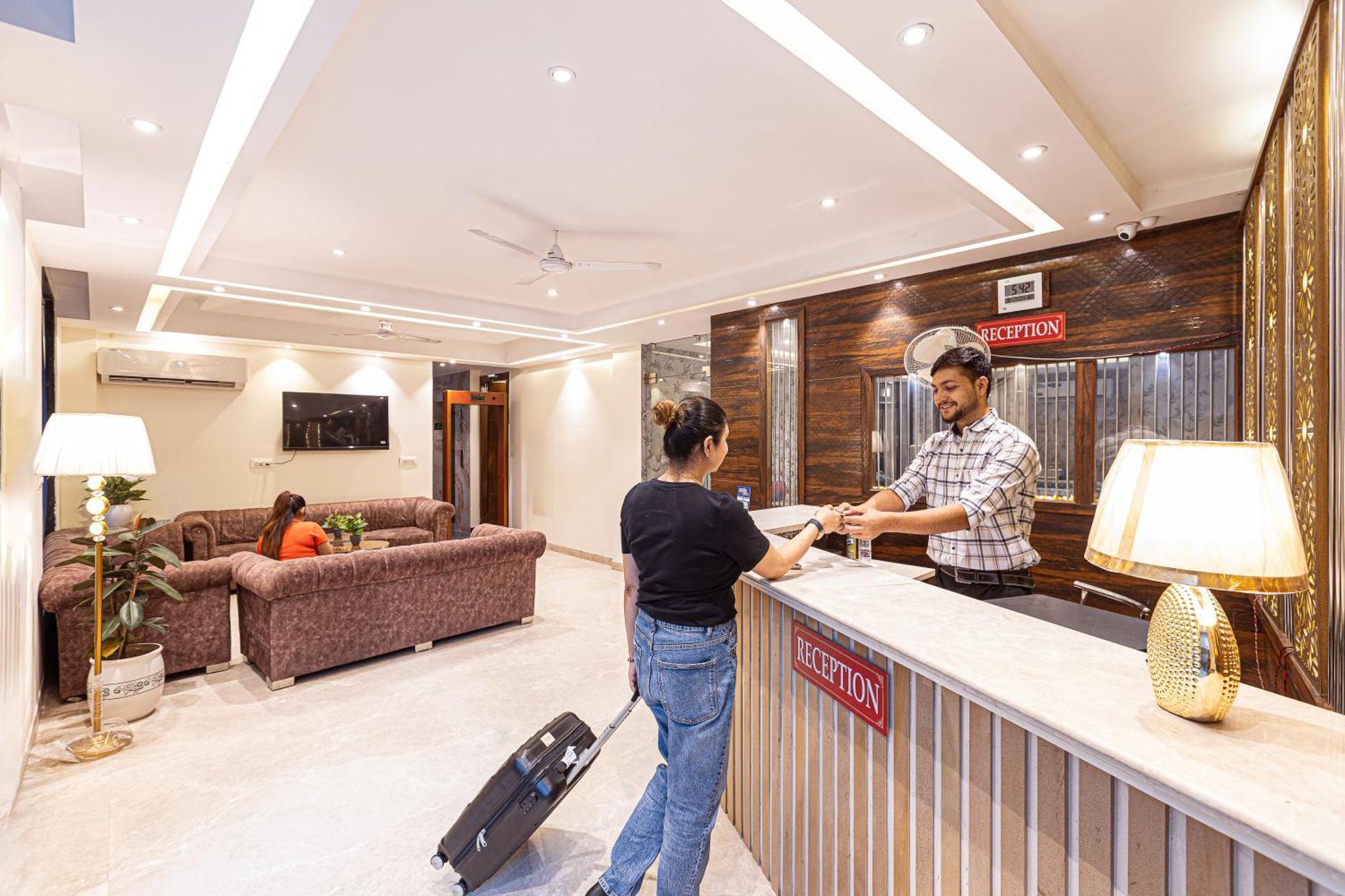 Hotel Emblem Suites- Near Delhi Airport Nueva Delhi Exterior foto