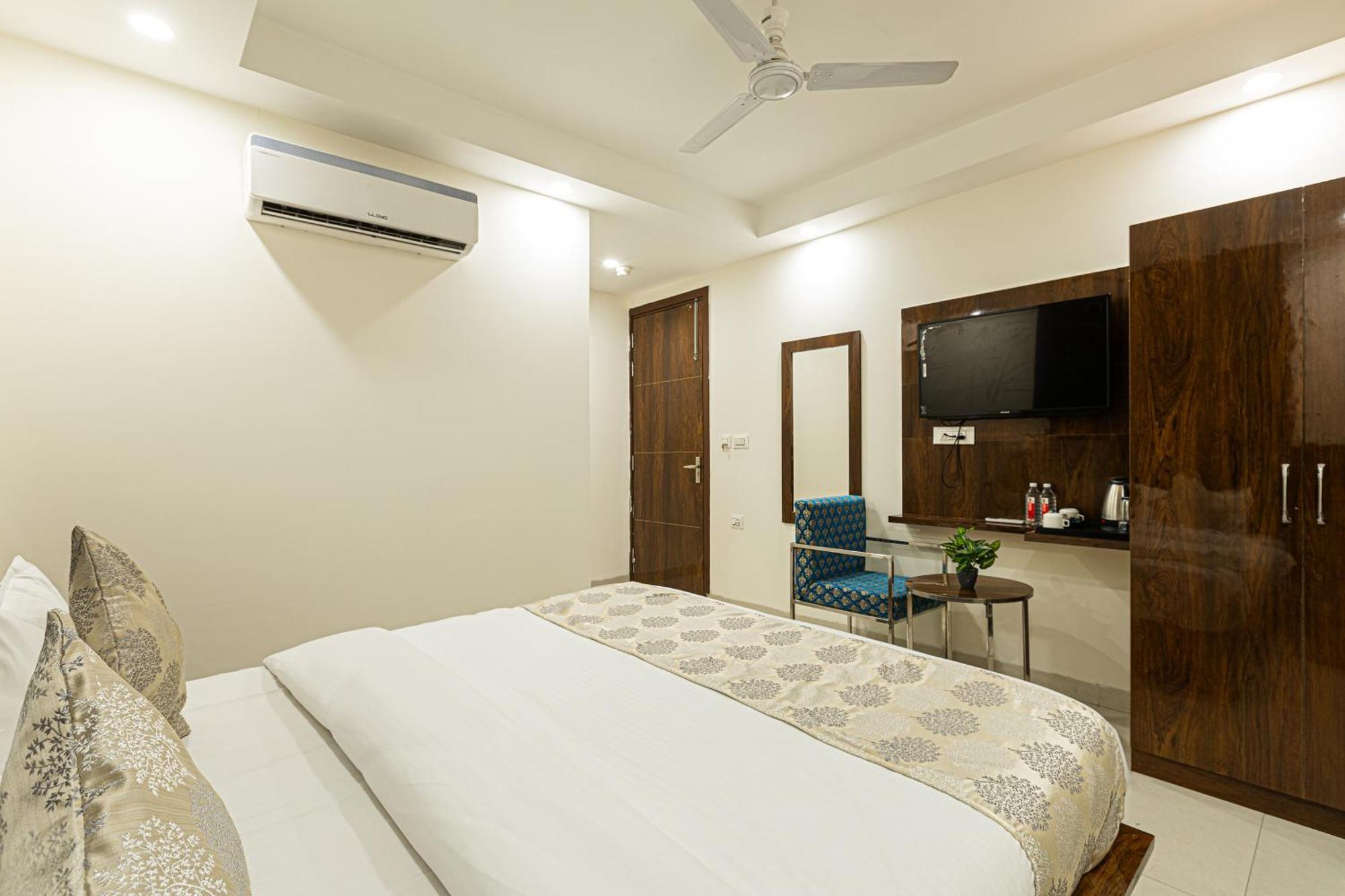 Hotel Emblem Suites- Near Delhi Airport Nueva Delhi Exterior foto