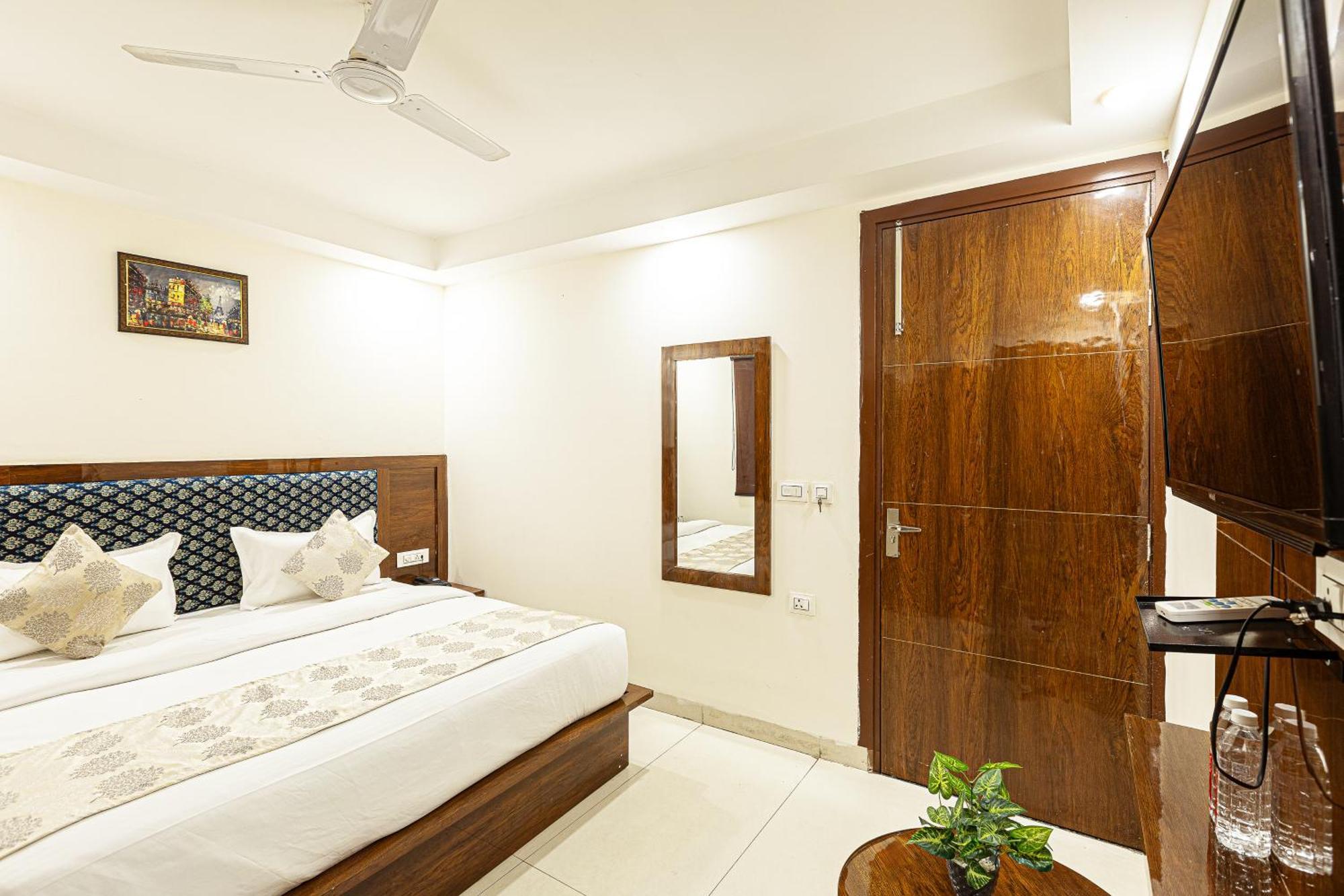 Hotel Emblem Suites- Near Delhi Airport Nueva Delhi Exterior foto