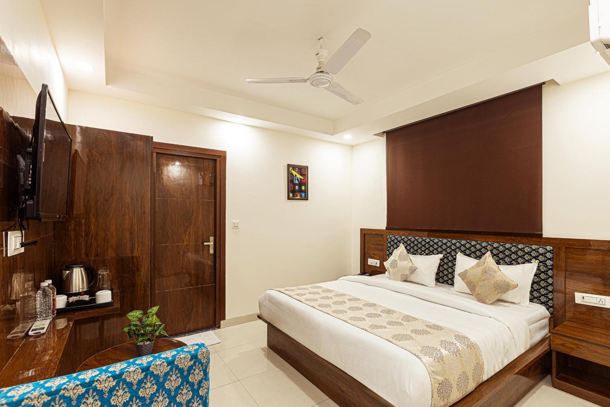 Hotel Emblem Suites- Near Delhi Airport Nueva Delhi Exterior foto