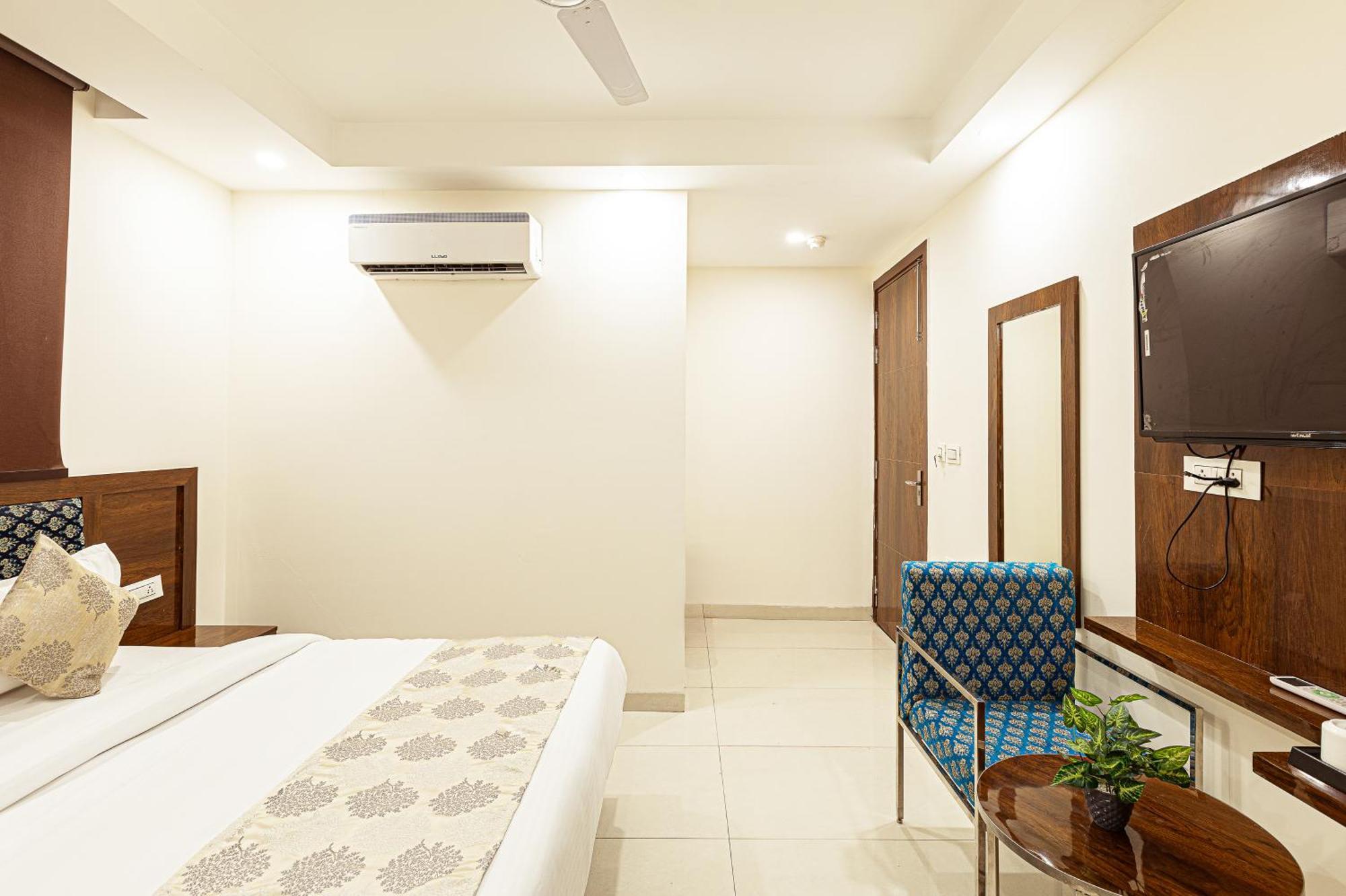 Hotel Emblem Suites- Near Delhi Airport Nueva Delhi Exterior foto