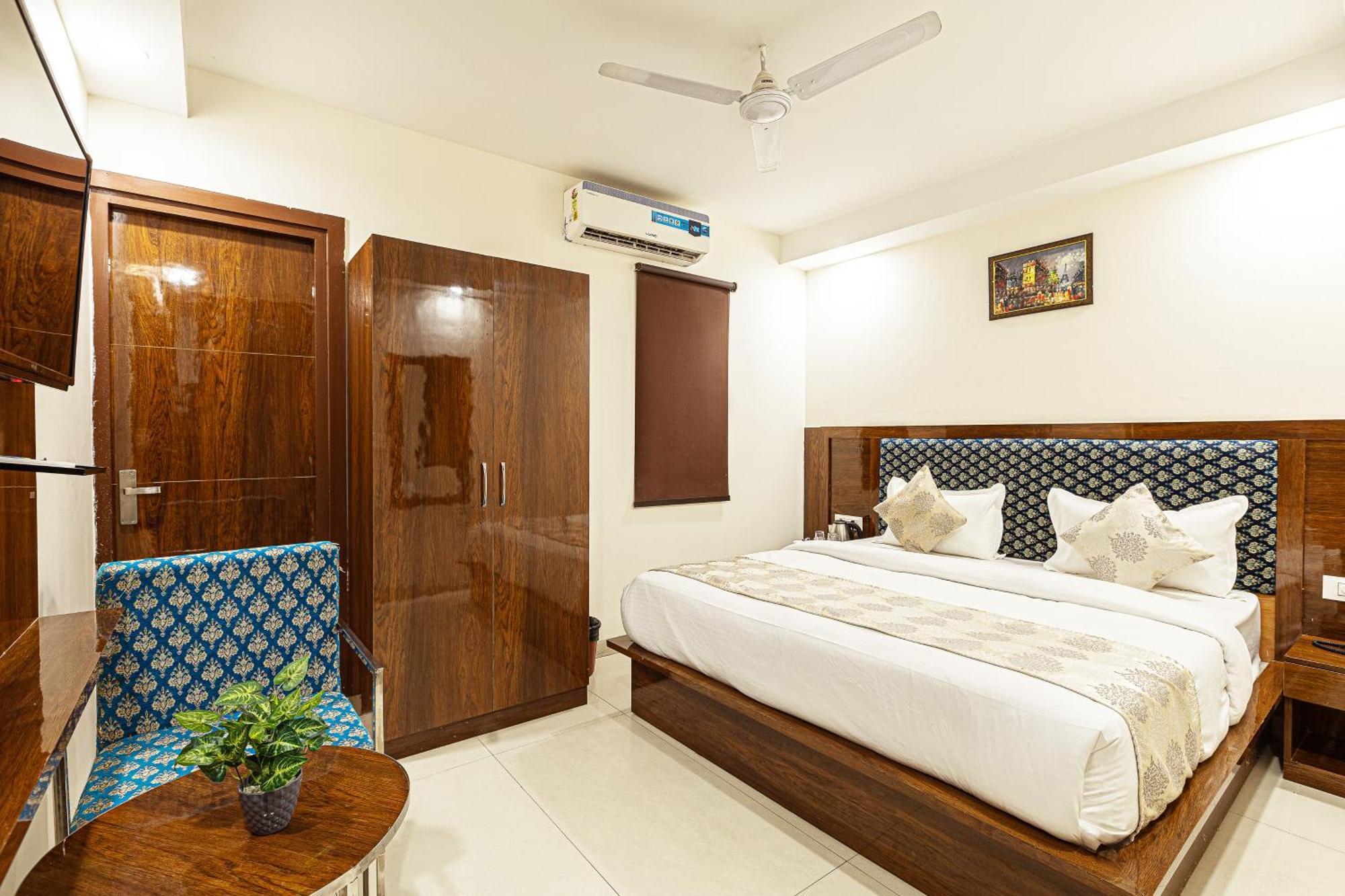 Hotel Emblem Suites- Near Delhi Airport Nueva Delhi Exterior foto