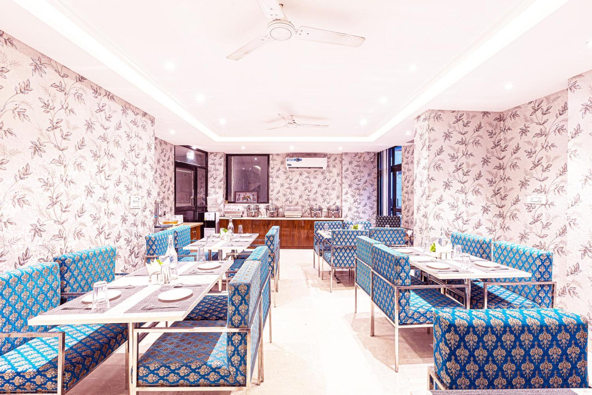 Hotel Emblem Suites- Near Delhi Airport Nueva Delhi Exterior foto